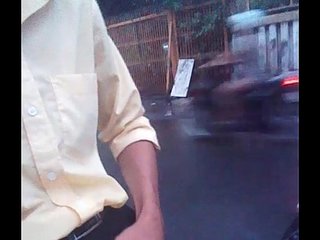 Sục cặc giữa đường SG/Gay masturbates on street