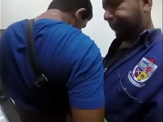 Rapaz dá o cu a pedreiro no banheiro público do shopping