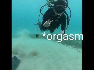 A joven la dan duro. Sexo anal debajo del mar