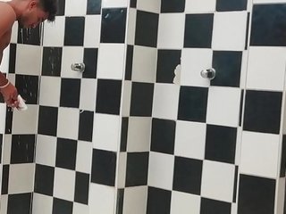Negro pollon en la ducha